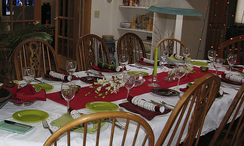 Impress Your Guests By Laying Down A Perfect Dinner Table