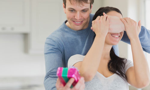 10 Gifts Girls Hate to Receive from Their Boyfriend