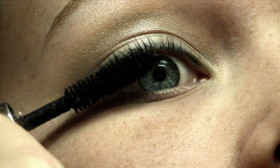 5 ways to stop going wrong while applying mascara