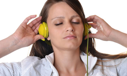 10 Songs that You Should Listen While Travelling