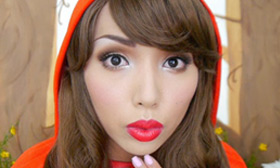 Amazing, This Girl is a Human Chameleon. She Can Become Any Person With Makeup!