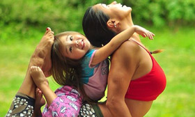 Mom and 4 Year Old Daughter Do Yoga Together. See Their Cool Pics.