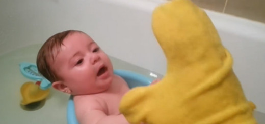 The Cute Baby Laughs When Taking Bath!